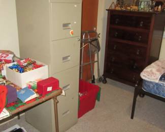 PETERSON xmas file drawer and single bed