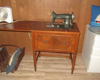 PETERSON sewing machine with table
