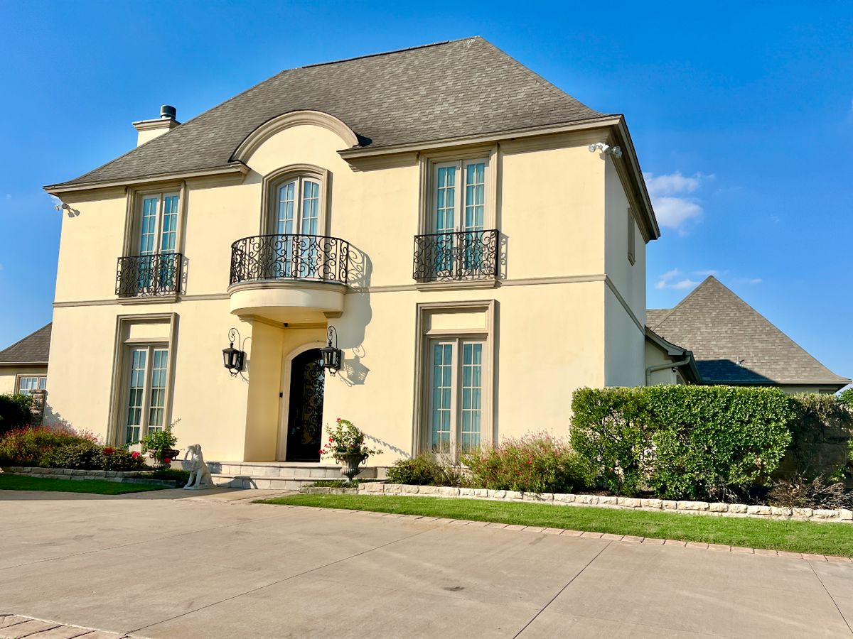 Gates open at 8am. Please park only on right side of road-1 side only leading up to house.