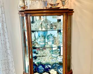 ANTIQUE OAK CURIOS CABINET FULL OF WEDGWOOD, CRYSTAL.