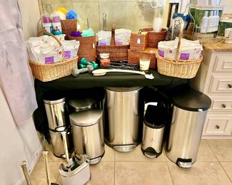 LARGE COLLECTION OF SIMPLE HUMAN WASTE BASKETS WITH LINERS. 