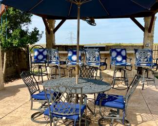PATIO TABLE WITH 4 CHAIRS.