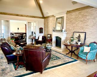 LARGE LIVING ROOM.
