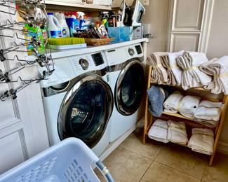 SAMSUNG WHITE FRONTLOADING WASHER AND DRYER.