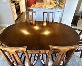 Not a single scratch, beautiful dining table, includes 3 leafs