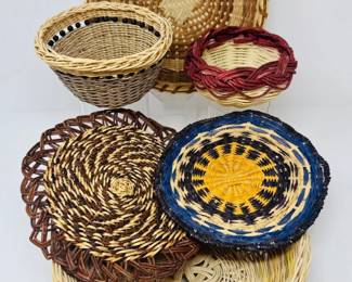 9 HandmadeWovenBasketsFlatTraysAssortedColorsDesigns