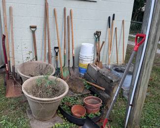 Various yard tools 
