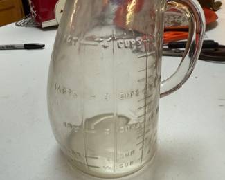 Pot belly measuring cup 