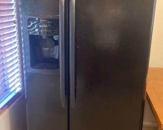  04 General Electric Refrigerator
