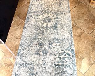 Blue/cream runner