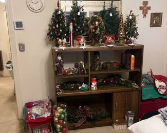 Cabinet , Christmas items 