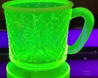 1988 FENTON FAGCA VASELINE URANIUM GLASS BUTTERFLY MUG