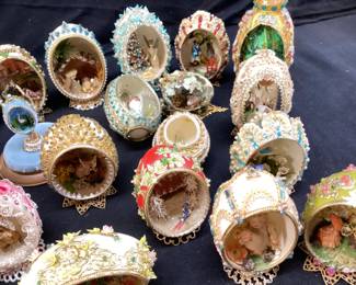 ASSORTED SOME DECORATIVE EGGS HAND PAINTED