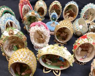 ASSORTED SOME DECORATIVE EGGS HAND PAINTED