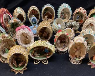 ASSORTED SOME DECORATIVE EGGS HAND PAINTED