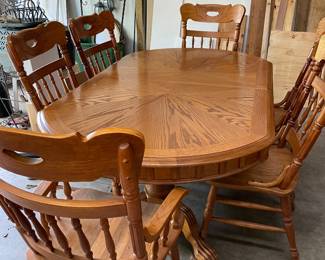 Very nice table and chairs with leaves