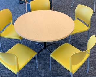 Round blond wood laminate table
5 chairs