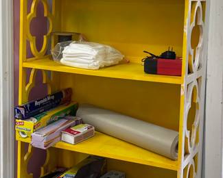 CUTE YELLOW SHELF