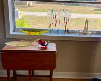 SMALL ACCENT DROP LEAF TABLE, ART GLASS DISHES BY ED COLE