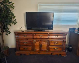 Dresser
69" x 19" x33"