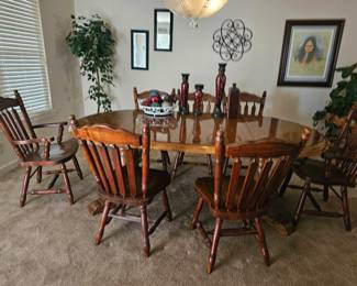 Dining room Table
2 Leaf - holds upto 12
47"W x 82"L x 28"T
