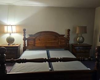 King-size bed
Box spring & headboard