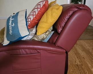 Lift up leather chair/recliner. 2 years old
42" x 34"