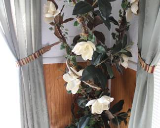 magnolia decor with base