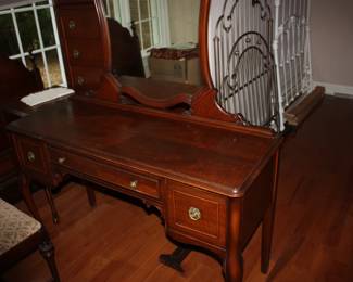 Vintage mahogany dresser w/mirror w/3 drawers & original pulls