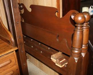 Full size early American head & footboard w/wood rails