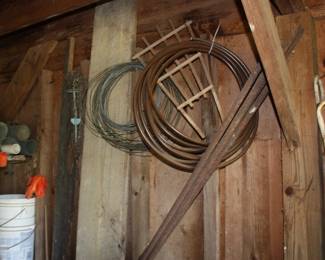 Pair scaffolding braces