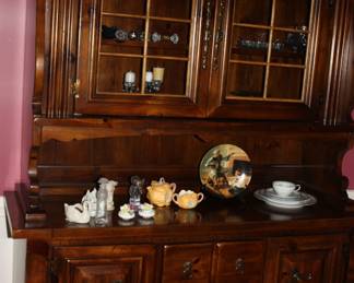 Early American style 2 piece hutch