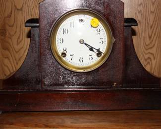 Vintage mantel clock w/key