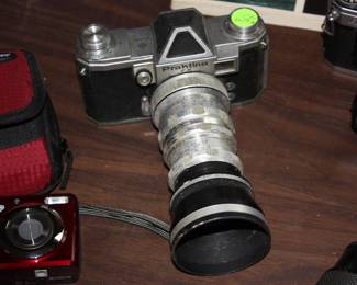 PRAKTINA FX 35 mm film camera w/zoom lens