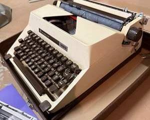 1620 Vintage Manual Typewriter with Hard Case and Instruction Manual