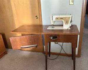 Vintage Singer Sewing Machine with Wooden Cabinet and Fold-Down Extension