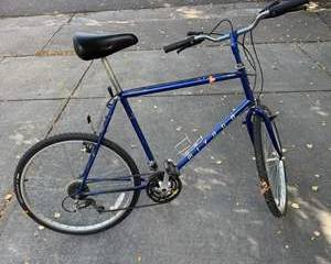 Vintage Blue Huffy Men’s Mountain Bike with 18-Speed Shimano Gear System and Black Saddle