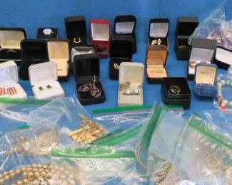 Lot 352. Large collection of jewelry