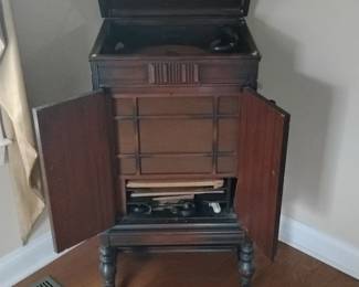 Antique Victrola Phonograph