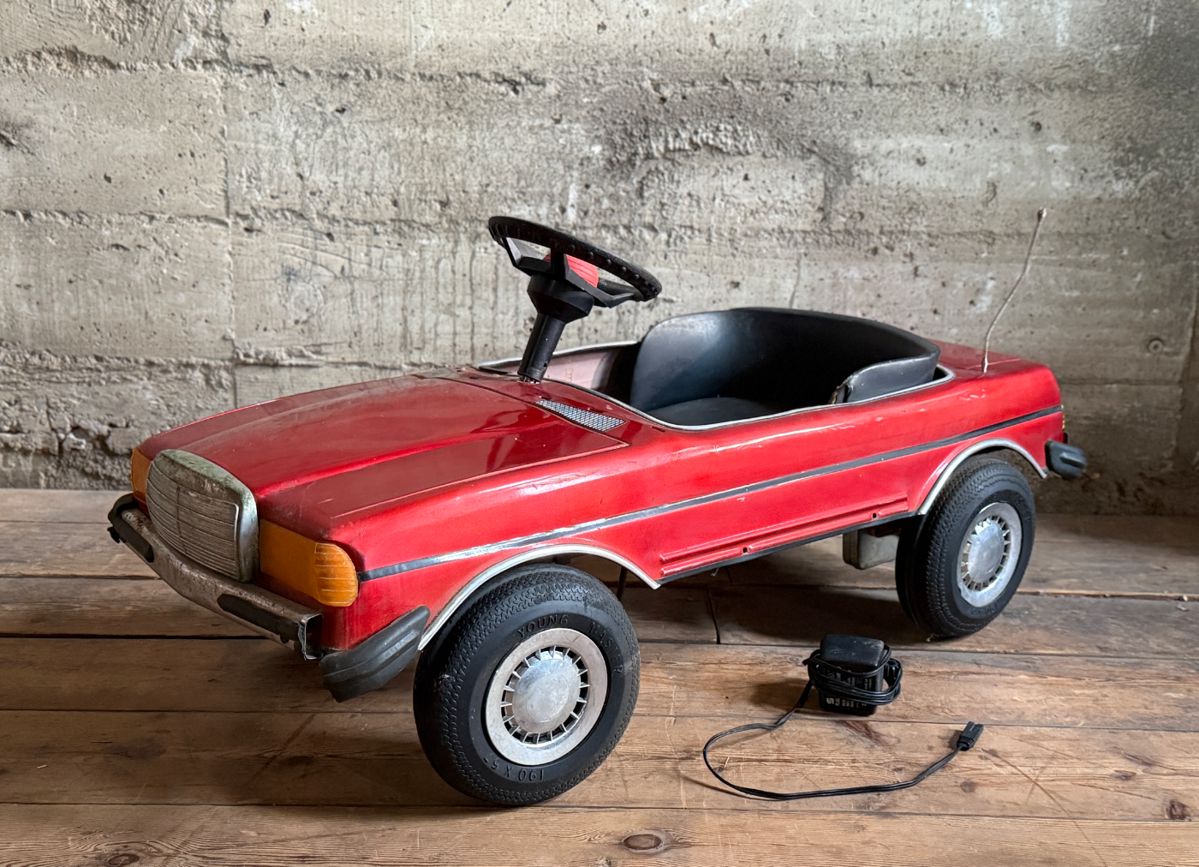 This lot features a rare cherry 1991 Mercedes 560 SEL pedal power call. Comes with the charger, charges up with power, but does not currently “run”. In good overall condition with minor wear.
