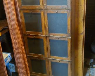 Oak bin with 10 bins. Doors fold down.