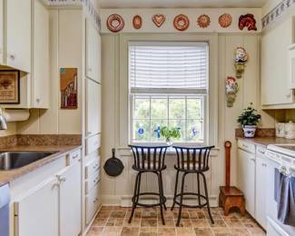 Lots of kitchen items 