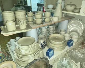 LARGE DINNERWARE SET