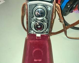 WONDERFUL ROLLEIFLEX CAMERA w/ LEATHER CASE