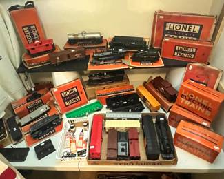 LARGE FIND OF VINTAGE LIONEL TRAINS & ACCESSORIES