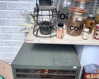 OLD RAILROPAD LANTERN 