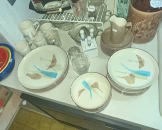 SET OF VINTAGE RED WING DINNERWARE