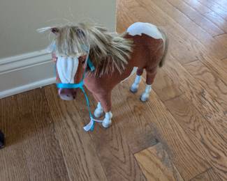 Look at that cute little pony!