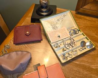 Like-new lady's wallets and coin purses. 