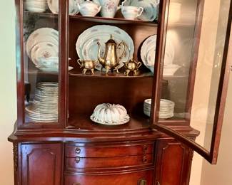 China Cabinet, small stature, excellent size